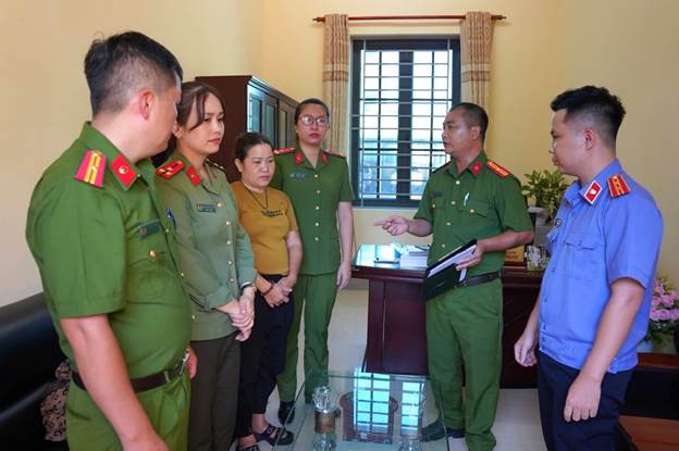 Cơ quan điều tra tống đạt các quyết định khởi tố đối với Vì Thị Tiên Cơ quan điều tra tống đạt các quyết định khởi tố đối với Vì Thị Tiên