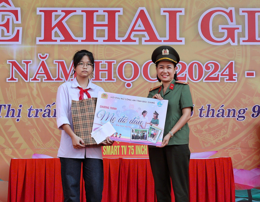 Ban Phụ nữ Công an tỉnh Bắc Giang trao kinh phí hỗ trợ cho cháu Nguyễn Thuý An