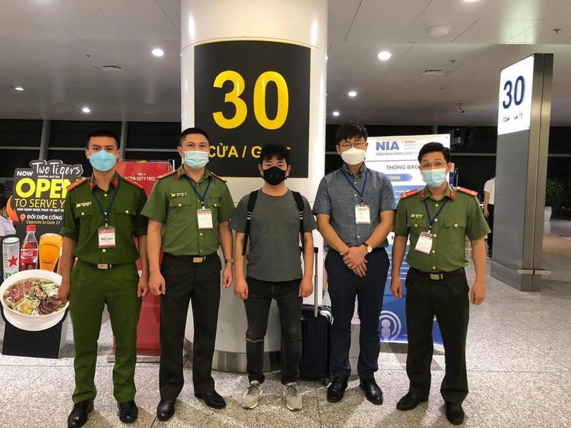 Cơ quan Công an bàn giao đối tượng truy nã cho Cảnh sát Hàn Quốc Cơ quan Công an bàn giao đối tượng truy nã cho Cảnh sát Hàn Quốc