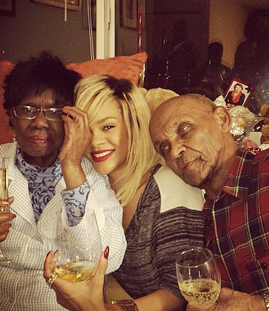 Rihanna táo bạo khoe hình xăm dưới ngực ảnh 2