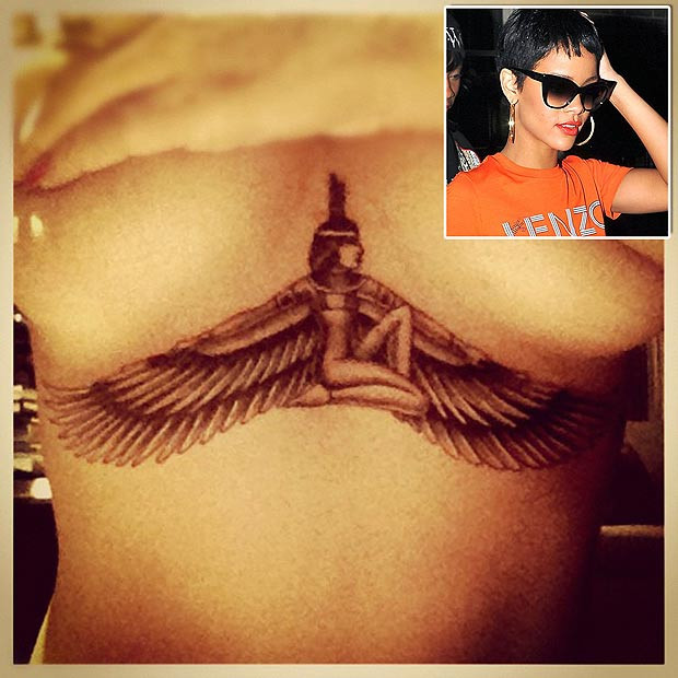 Rihanna táo bạo khoe hình xăm dưới ngực ảnh 1