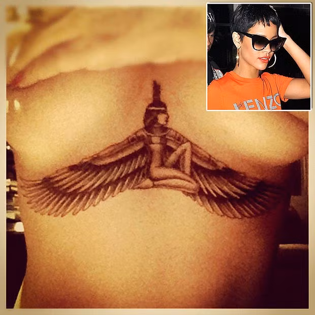 Rihanna táo bạo khoe hình xăm dưới ngực ảnh 1