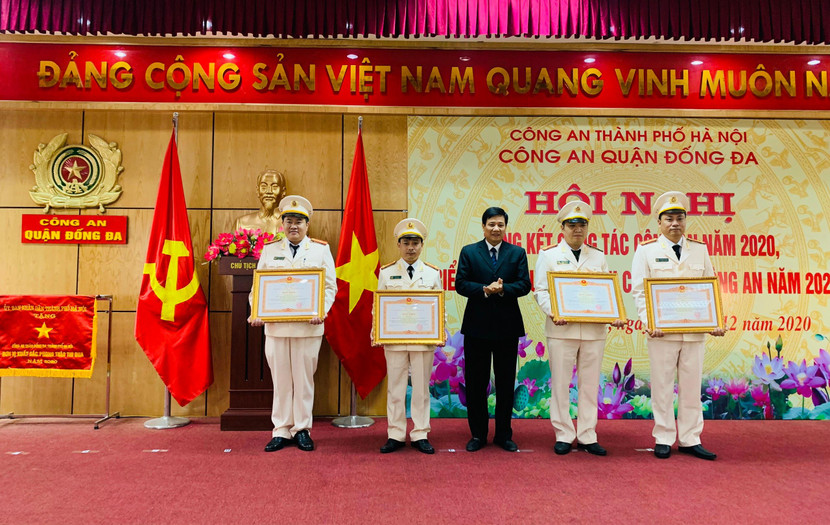 Đồng chí Nguyễn Anh Cường - Phó Bí thư thường trực quận ủy trao Bằng khen của Thủ tướng chính phủ cho 4 cá nhân CBCS