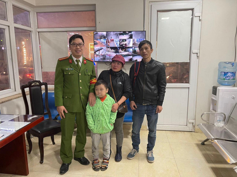 Bé trai bị lạc khi tự tìm đường về nhà sau giờ học Bé trai bị lạc khi tự tìm đường về nhà sau giờ học