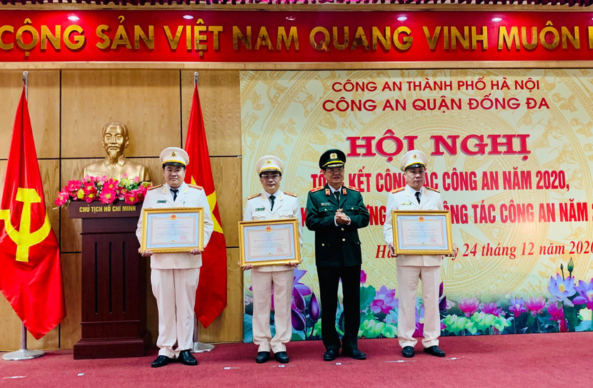 Thừa ủy quyền của Chủ tịch nước, Thiếu tướng Đào Thanh Hải trao Huân chương bảo vệ Tổ quốc cho 3 tập thể của CAQ Đống Đa