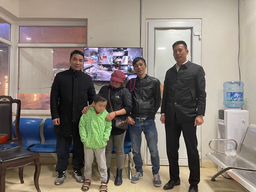 May mắn cháu bé được các chiến sỹ Công an quận Thanh Xuân giúp đỡ tìm bố mẹ May mắn cháu bé được các chiến sỹ Công an quận Thanh Xuân giúp đỡ tìm bố mẹ
