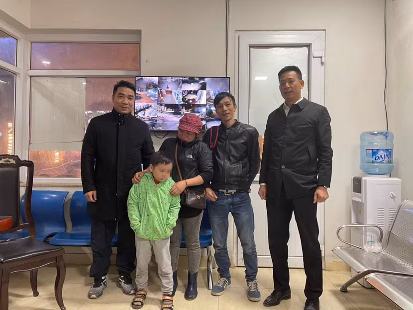 May mắn cháu bé được các chiến sỹ Công an quận Thanh Xuân giúp đỡ tìm bố mẹ