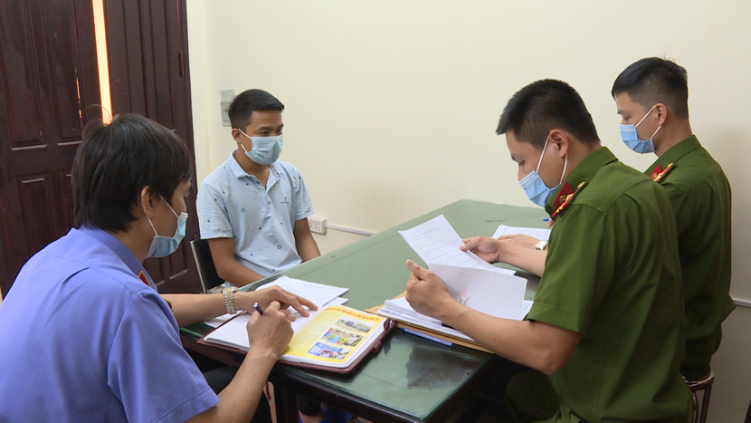 Cơ quan Công an lấy lời khai của đối tượng lừa đảo