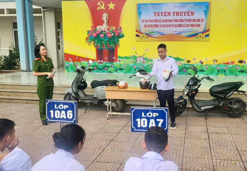 Đại úy, Thạc sỹ Đỗ Thị Thu Hà – Viện Khoa học Cảnh sát, Học viện Cảnh sát Nhân dân hướng dẫn thực hành cách đội và cài quai mũ bảo hiểm đúng cách. Nhiều em được mời lên sân khấu để tham gia trải nghiệm, từ việc nhận diện mũ đạt chuẩn đến cách điều chỉnh dây quai vừa vặn, chắc chắn Đại úy, Thạc sỹ Đỗ Thị Thu Hà – Viện Khoa học Cảnh sát, Học viện Cảnh sát Nhân dân hướng dẫn thực hành cách đội và cài quai mũ bảo hiểm đúng cách. Nhiều em được mời lên sân khấu để tham gia trải nghiệm, từ việc nhận diện mũ đạt chuẩn đến cách điều chỉnh dây quai vừa vặn, chắc chắn