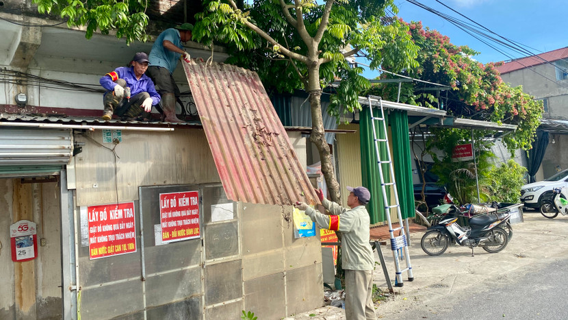 Tháo dỡ mái che, biển quảng cáo sai quy định