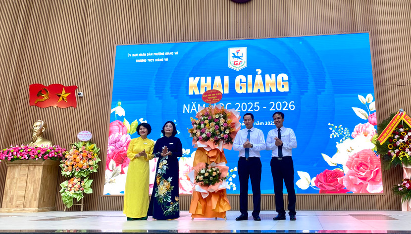 Đồng chí Cồ Như Dũng, Phó Bí thư Đảng uỷ, Chủ tịch UBND phường Giảng Võ tặng hoa chúc mừng nhà trường Đồng chí Cồ Như Dũng, Phó Bí thư Đảng uỷ, Chủ tịch UBND phường Giảng Võ tặng hoa chúc mừng nhà trường