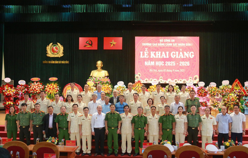 Các đại biểu chụp ảnh lưu niệm tại Lễ khai giảng