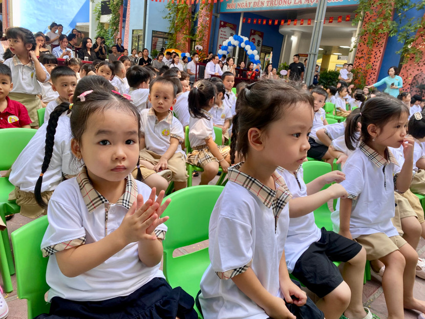Nhà trường chú trọng tạo dựng một không gian ngập tràn sắc màu, vui tươi để chào đón các cháu, đặc biệt là các bé lần đầu đến lớp Nhà trường chú trọng tạo dựng một không gian ngập tràn sắc màu, vui tươi để chào đón các cháu, đặc biệt là các bé lần đầu đến lớp