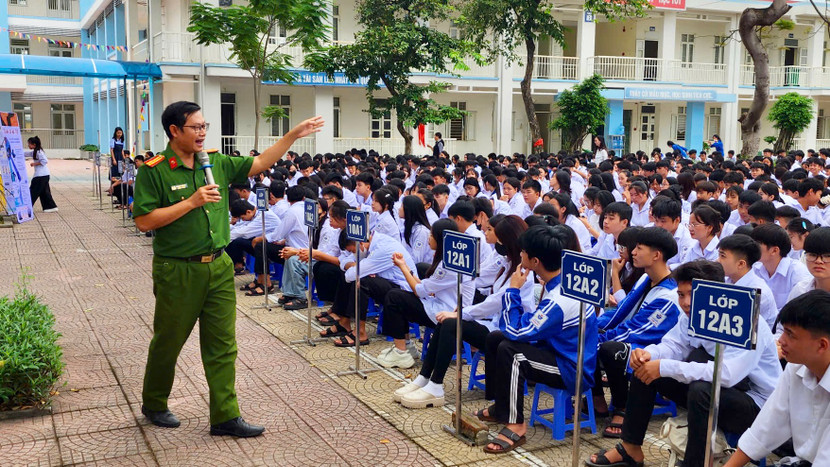 Bằng phương pháp hỏi - đáp trực quan, sinh động, Thiếu tá Lê Mạnh Cường, Viện Khoa học Cảnh sát, Học viện Cảnh sát nhân dân đã cung cấp cho học sinh những kiến thức, kỹ năng cần thiết để tự bảo vệ mình trên không gian mạng Bằng phương pháp hỏi - đáp trực quan, sinh động, Thiếu tá Lê Mạnh Cường, Viện Khoa học Cảnh sát, Học viện Cảnh sát nhân dân đã cung cấp cho học sinh những kiến thức, kỹ năng cần thiết để tự bảo vệ mình trên không gian mạng