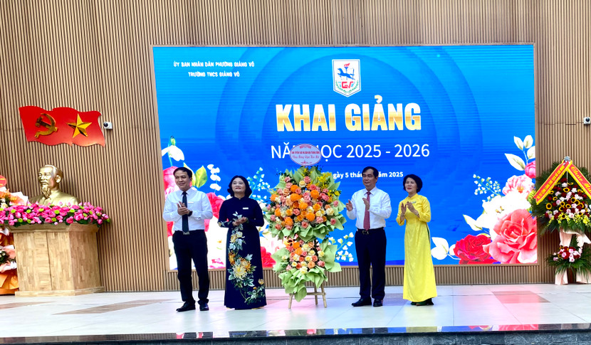 Đồng chí Phan Xuân Thuỷ - Phó Trưởng Ban Tuyên giáo và Dân vận Trung ương tặng hoa chúc mừng trường THCS Giảng Võ Đồng chí Phan Xuân Thuỷ - Phó Trưởng Ban Tuyên giáo và Dân vận Trung ương tặng hoa chúc mừng trường THCS Giảng Võ