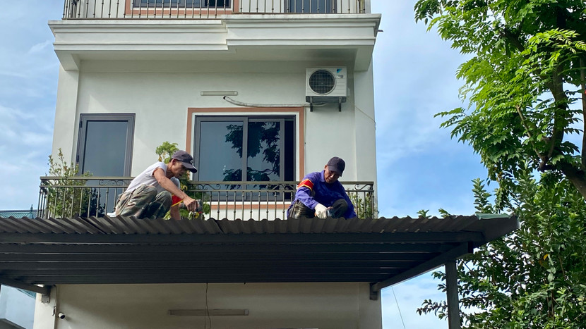 Các lực lượng tiến hành tháo dỡ các công trình vi phạm