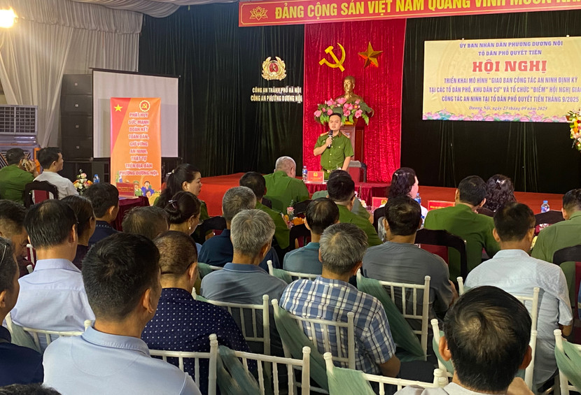 Đại uý Trần Duy Bình, Cảnh sát khu vực phụ trách tổ dân phố Quyết Tiến chia sẻ, giải đáp những thắc mắc của người dân Đại uý Trần Duy Bình, Cảnh sát khu vực phụ trách tổ dân phố Quyết Tiến chia sẻ, giải đáp những thắc mắc của người dân