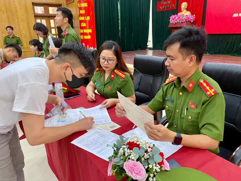 Cán bộ Trại Tạm giam số 1 trợ giúp người được đặc xá hoàn thành các thủ tục