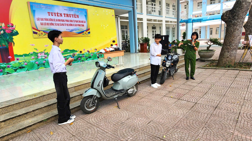 Những hình ảnh trực quan, minh họa sinh động và câu chuyện từ đời thực giúp Thượng tá, Tiến sỹ Nguyễn Thị Nga, Viện Khoa học Cảnh sát, Học viện Cảnh sát nhân dân và các em học sinh tạo nên phần giao lưu sôi nổi, cởi mở Những hình ảnh trực quan, minh họa sinh động và câu chuyện từ đời thực giúp Thượng tá, Tiến sỹ Nguyễn Thị Nga, Viện Khoa học Cảnh sát, Học viện Cảnh sát nhân dân và các em học sinh tạo nên phần giao lưu sôi nổi, cởi mở