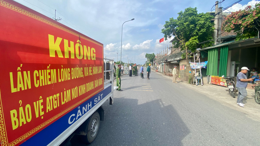 Các lực lượng chức năng xã Tam Hưng đã đồng loạt tổ chức ra quân triển khai đợt cao điểm lập lại trật tự an toàn giao thông, trật tự đô thị, trật tự xây dựng và vệ sinh môi trường tại các "điểm nóng" trên địa bàn