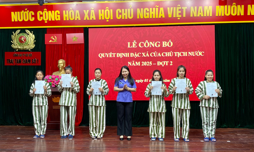 Đại diện Viện kiểm sát nhân dân TP Hà Nội trao quyết định đặc xá cho các phạm nhân