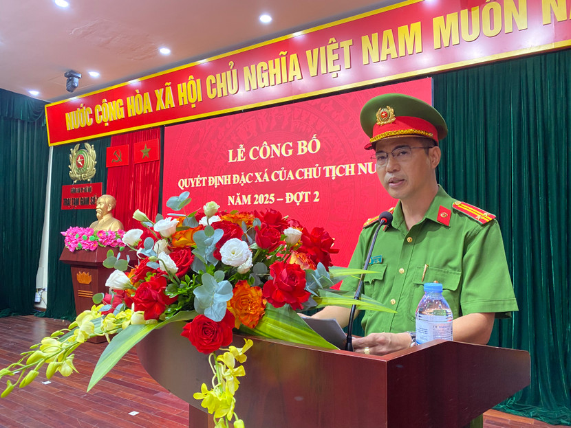 Trung tá Trần Ngọc Hạnh, Trưởng Phân trại quản lý phạm nhân, Trại Tạm giam số 1 công bố quyết định đặc xá của Chủ tịch nước