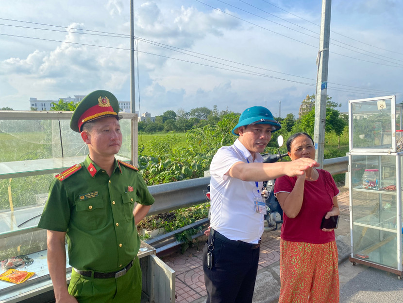 Đồng chí Nguyễn Thu Sơn, Phó Chủ tịch UBND xã Tam Hưng tuyên truyền, nhắc nhở người dân thực hiện đúng quy định