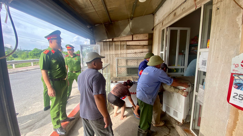 Đại uý Bùi Huy Bình, Trưởng Công an xã Tam Hưng cùng các lực lượng của xã hỗ trợ người dân di chuyển đồ đạc về đúng nơi quy định