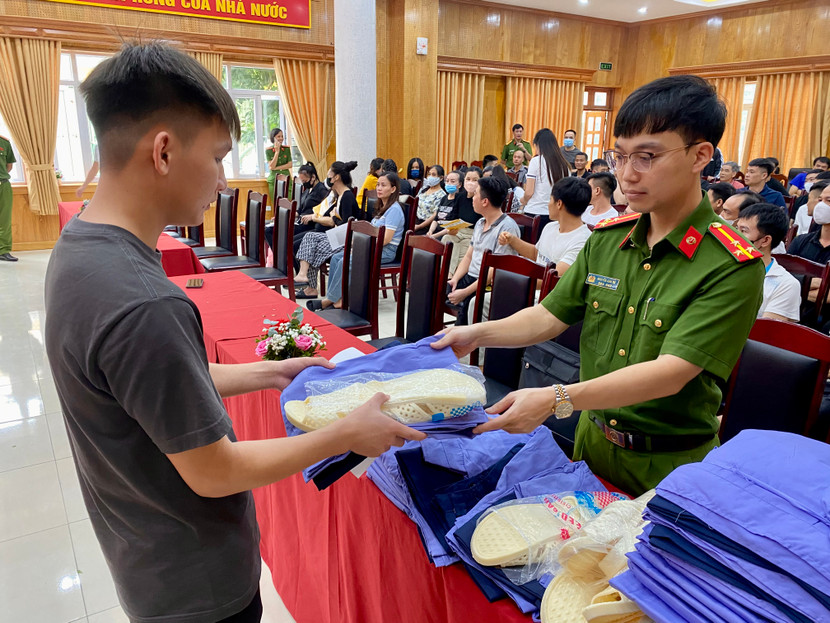 Cấp phát trang phục cho người được đặc xá