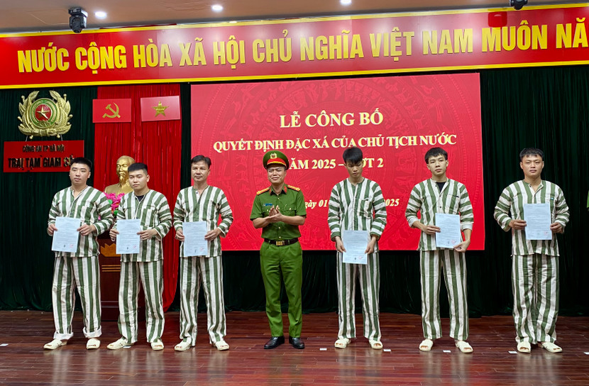 Đại tá Lê Mạnh Thanh Việt, Giám thị Trại tạm giam số 1, CATP trao quyết định đặc xá cho đại diện các phạm nhân