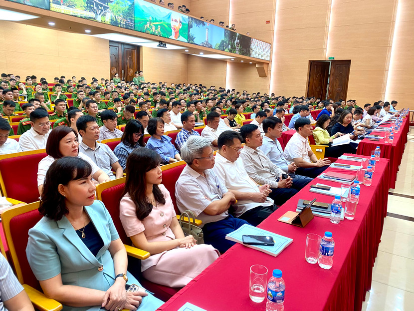 Đại diện lãnh đạo Ủy ban nhân dân, chỉ huy và cán bộ được phân công làm công tác thi hành án hình sự tại cộng đồng và bảo vệ cưỡng chế thi hành án dân sự tại Công an các phường, xã trên địa bàn thành phố