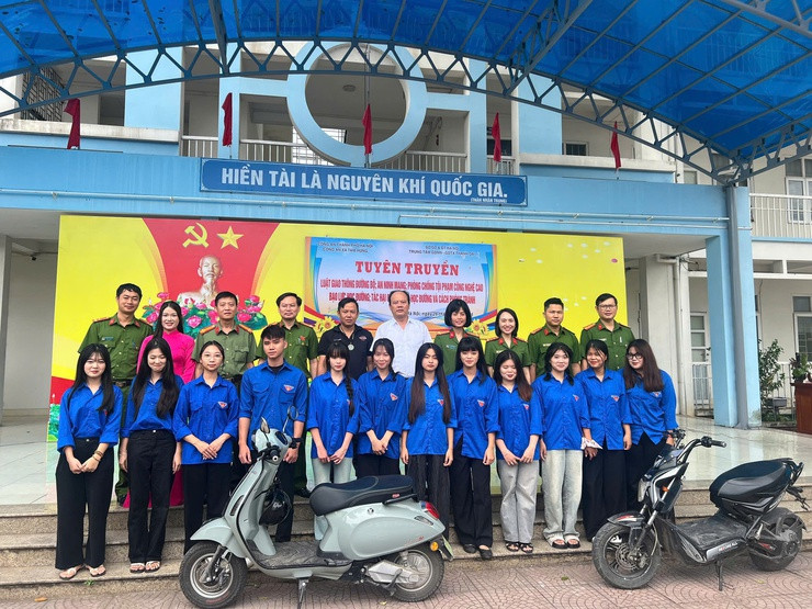 Công an xã Tam Hưng sẽ tiếp tục giữ vai trò chủ trì, đồng hành cùng các cơ sở giáo dục trên địa bàn triển khai công tác này trong Quý III và Quý IV năm 2025 Công an xã Tam Hưng sẽ tiếp tục giữ vai trò chủ trì, đồng hành cùng các cơ sở giáo dục trên địa bàn triển khai công tác này trong Quý III và Quý IV năm 2025