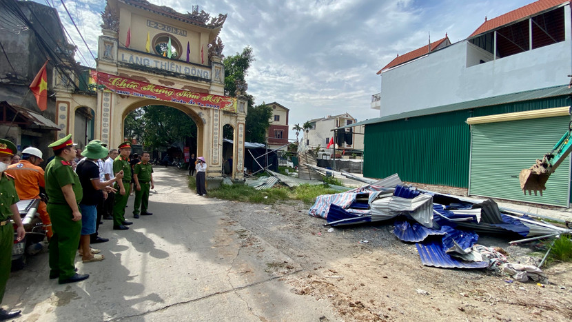 Xử lý vi phạm tại thôn Thiên Đông, xã Tam Hưng