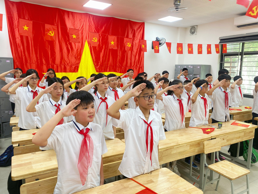 Các em học sinh thực hiện nghi lễ chào cờ trang nghiêm Các em học sinh thực hiện nghi lễ chào cờ trang nghiêm