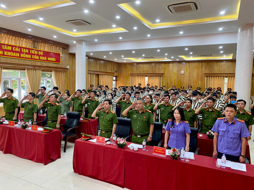 Nghi lễ chào cờ trang nghiêm tại buổi lễ đặc xá