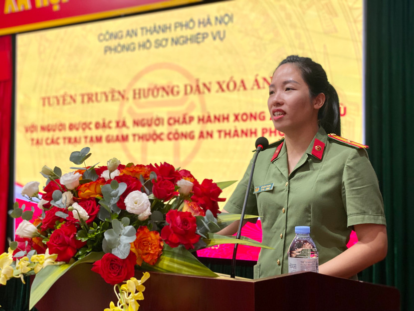 Thiếu tá Lê Bảo Trang, cán bộ Phòng hồ sơ nghiệp vụ CATP Hà Nội hướng dẫn xoá án tích với người được đặc xá