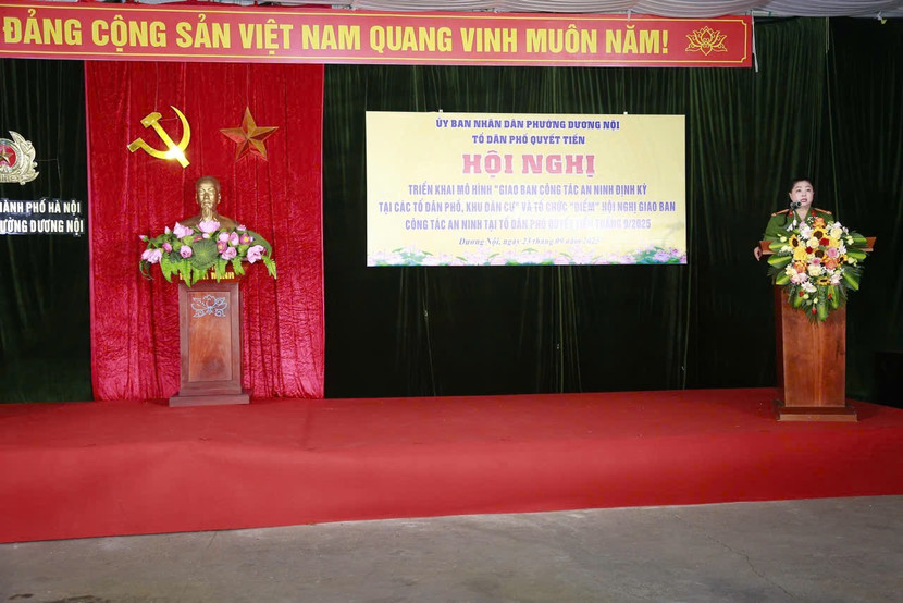 Trung tá Nguyễn Thị Hải Yến, Phó trưởng Công an phường công bố quyết định triển khai mô hình "Giao ban công tác an ninh định kỳ, tại các tổ dân phố, khu dân cư" Trung tá Nguyễn Thị Hải Yến, Phó trưởng Công an phường công bố quyết định triển khai mô hình "Giao ban công tác an ninh định kỳ, tại các tổ dân phố, khu dân cư"