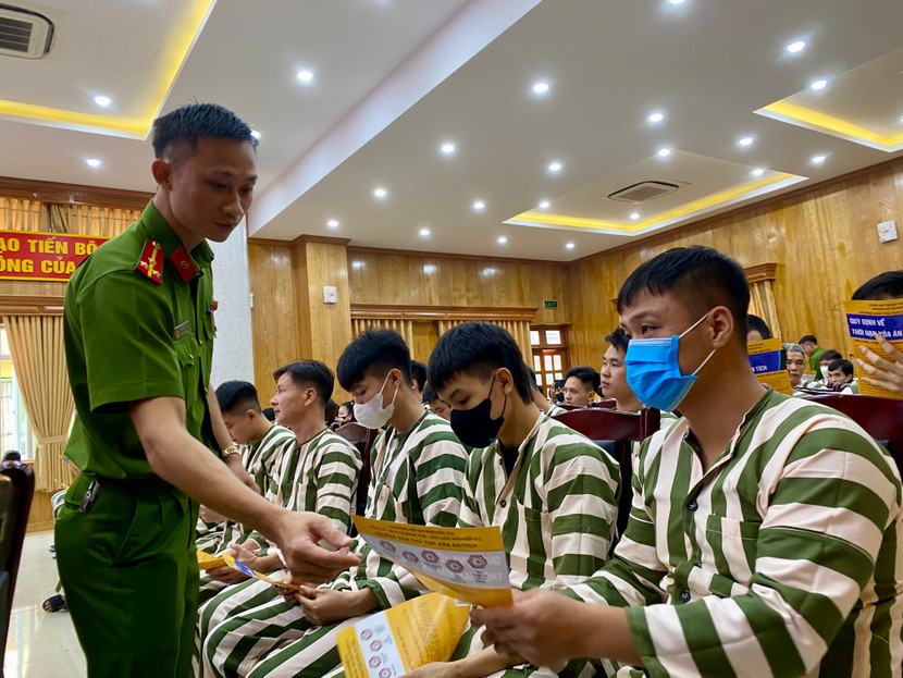Cán bộ Trại Tạm giam số 1 phát tờ rơi tuyên truyền các quy định về thời hạn xoá án tích