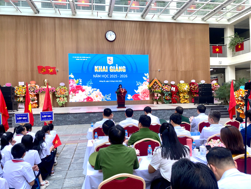 Cô Tô Thị Hải Yến - Hiệu trưởng trường THCS Giảng Võ phát biểu chào mừng năm học mới 2025-2026 Cô Tô Thị Hải Yến - Hiệu trưởng trường THCS Giảng Võ phát biểu chào mừng năm học mới 2025-2026