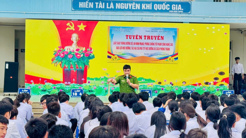 Trung tá Ngô Quốc Khánh, Phòng Cảnh sát điều tra tội phạm về ma túy, Công an Thành Phố Hà Nội truyền đạt các nội dung về phòng chống ma tuý Trung tá Ngô Quốc Khánh, Phòng Cảnh sát điều tra tội phạm về ma túy, Công an Thành Phố Hà Nội truyền đạt các nội dung về phòng chống ma tuý