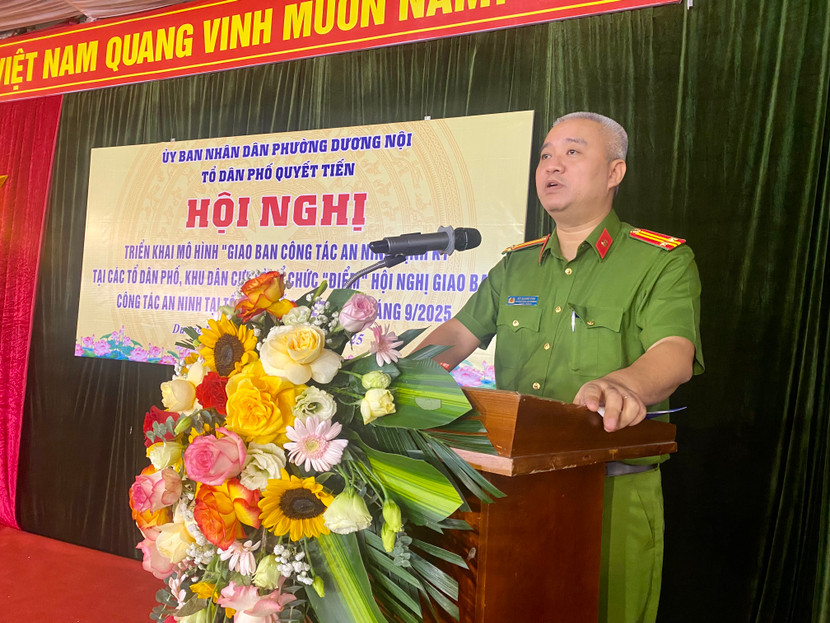 Trung tá Bùi Quang Vinh, Trưởng Công an phường Dương Nội phát biểu tại hội nghị Trung tá Bùi Quang Vinh, Trưởng Công an phường Dương Nội phát biểu tại hội nghị