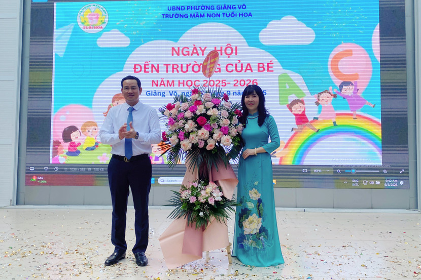 Đồng chí Cồ Như Dũng, Phó Bí thư Đảng uỷ, Chủ tịch UBND phường Giảng Võ tặng hoa chúc mừng trường Mầm non Tuổi hoa Đồng chí Cồ Như Dũng, Phó Bí thư Đảng uỷ, Chủ tịch UBND phường Giảng Võ tặng hoa chúc mừng trường Mầm non Tuổi hoa