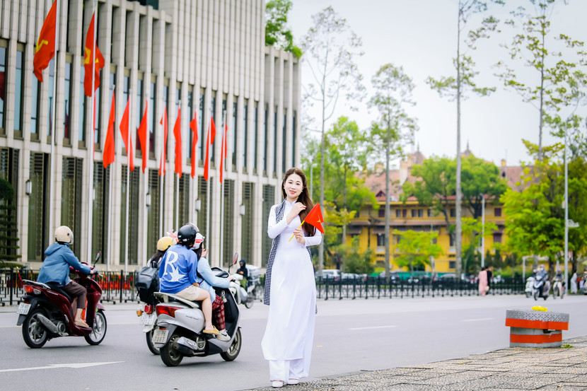 Chụp bộ ảnh lưu giữ kỷ niệm ở Quảng trường Ba Đình, Thu Thảo còn kết hợp với chiếc khăn rằn - một là hình ảnh thân thương gắn bó với đời sống của người dân Nam bộ chất phác, hồn hậu. Trong những năm tháng kháng chiến, chiếc khăn này đã kiên cường đồng hành cùng các cán bộ, chiến sĩ giải phóng quân trên khắp các nẻo đường hành quân bảo vệ Tổ quốc