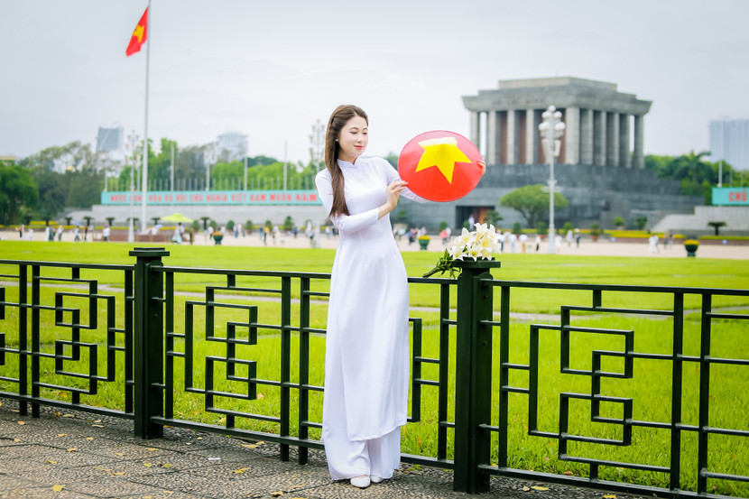 Tại Quảng trường Ba Đình lịch sử, vào ngày 2/9/1945, Chủ tịch Hồ Chí Minh đã đọc Bản Tuyên ngôn Độc lập khai sinh ra nước Việt Nam Dân chủ Cộng hòa. Và nơi đây đã và đang lưu giữ trái tim của Người, một trái tim luôn dành tình cảm đặc biệt cho đồng bào miền Nam
