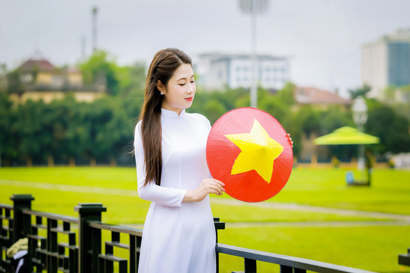 "Sau khi xem chương trình cầu truyền hình trực tiếp Vang mãi khúc khải hoàn diễn ra vào tối 27/4 tại Công viên Thống Nhất, em rất xúc động, tự hào với lớp lớp thế hệ cha ông đi trước nên đã lên đây thật sớm để lưu lại những bức ảnh đẹp trước thềm đại lễ" - cô giáo trẻ chia sẻ