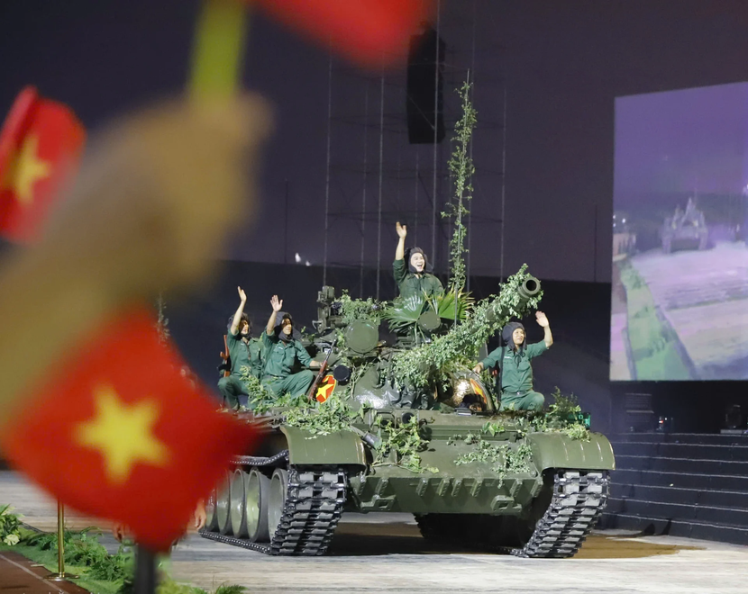 2 chiếc xe tăng T54 được Quân đội ta sử dụng trong kháng chiến chống Mỹ, xuất hiện trên sân khấu khiến khán giả cảm nhận được sự khốc liệt của chiến tranh và sự hy sinh của ông cha ta để mang lại hòa bình cho đất nước