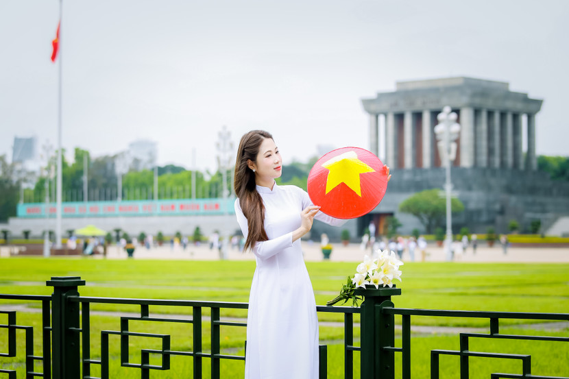 Trong sắc nắng Ba Đình, các bạn trẻ khoác lên mình những bộ áo dài tinh khôi, trên tay là nón lá màu đỏ sao vàng, lưu lại những khoảnh khắc ý nghĩa trước Lăng Chủ tịch Hồ Chí Minh