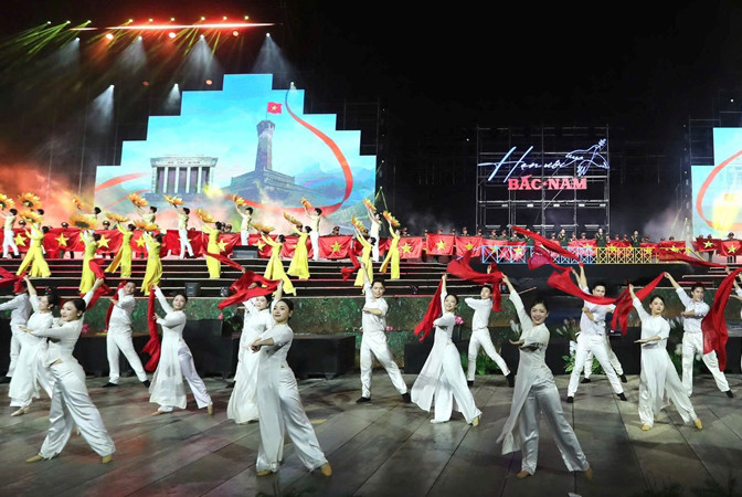 Hơn 800 nghệ sĩ, diễn viên đóng góp cho sự thành công của chương trình