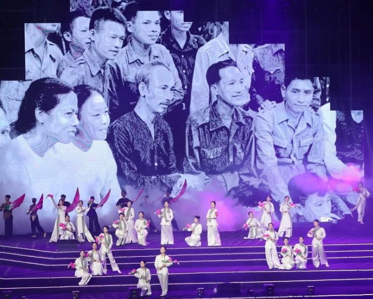 Âm vang hào hùng, khí thế của 50 năm trước như đưa người xem ngược dòng lịch sử nhưng cũng thắp lên bao tươi sáng tương lai