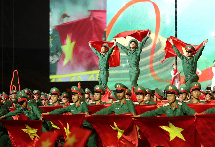 Khán giả đã được sống lại khí thế hào hùng qua những tiết mục ca múa nhạc, tiểu phẩm sân khấu